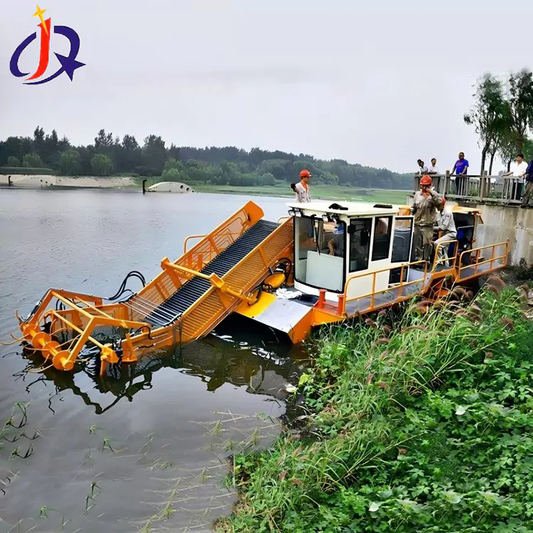 ሀያሲንት እና ዳክዬድ መቁረጫ ጀልባ